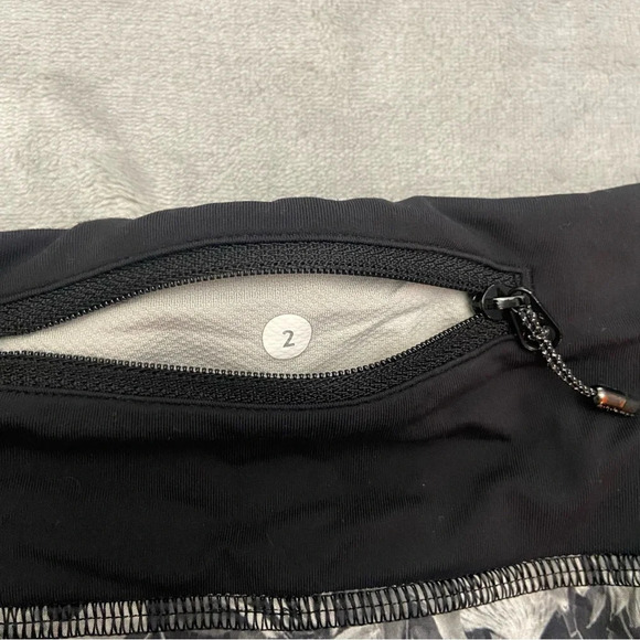 Lululemon Run Times Short Flowabunga Black Angel Wing 21342 - Picture 8 of 12